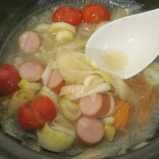 長ネギとミニトマトとウインナーのスープ
